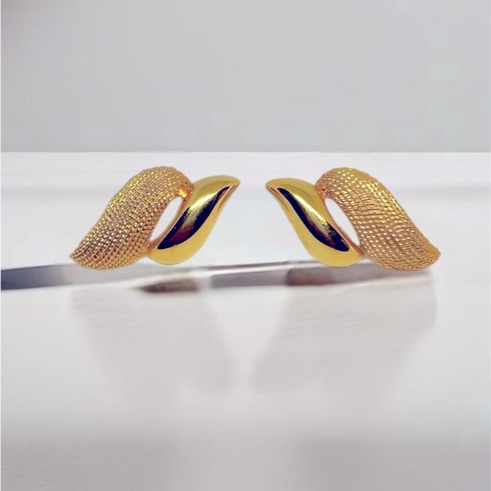 Vintage Napier gold toned earrings